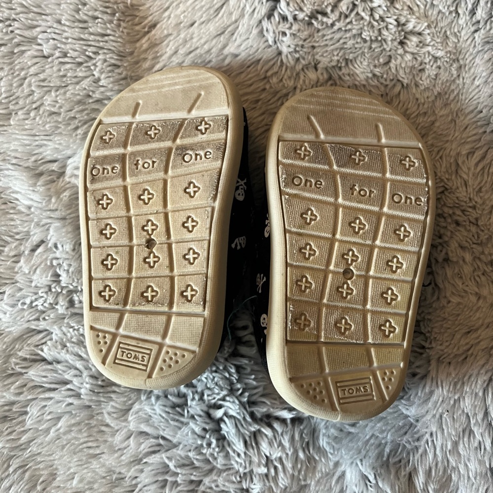 Toms black skull crossbones shoes Toddler size 2 - Picture 4 of 5